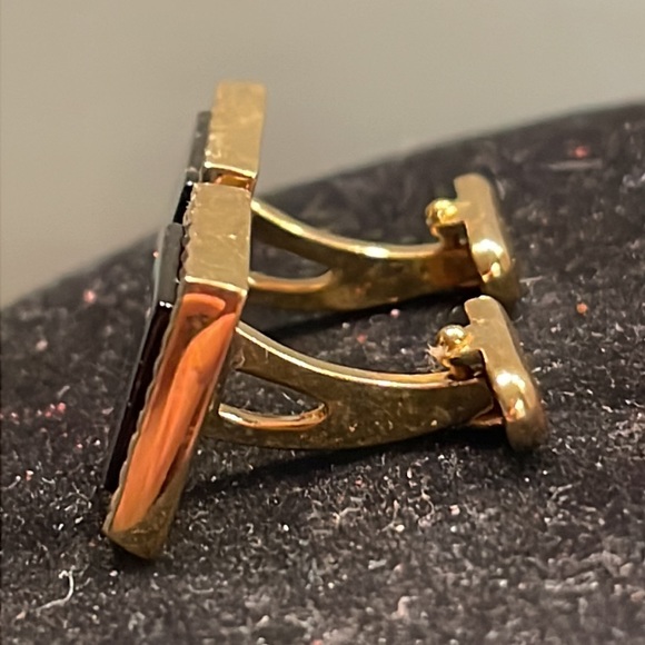 Vintage-1950s--rectangular gold tone black onyx single bar toggle cuff links - Picture 9 of 15